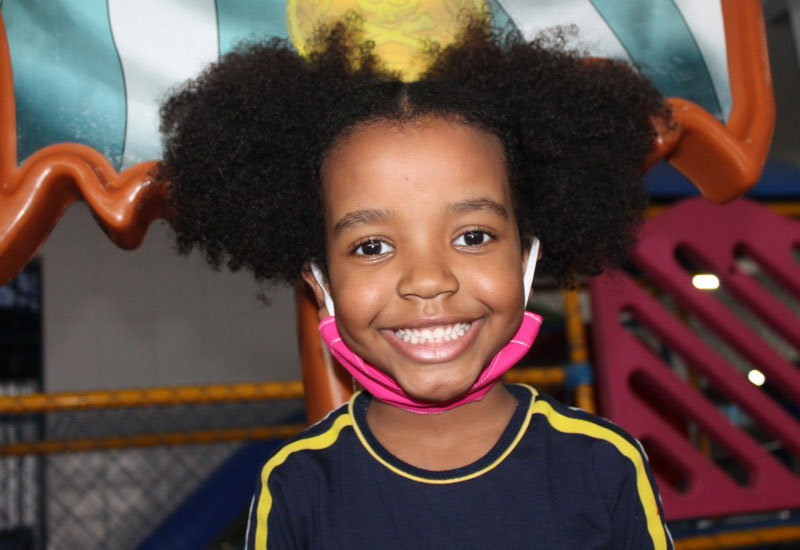 Criança da Educação Infantil sorrindo