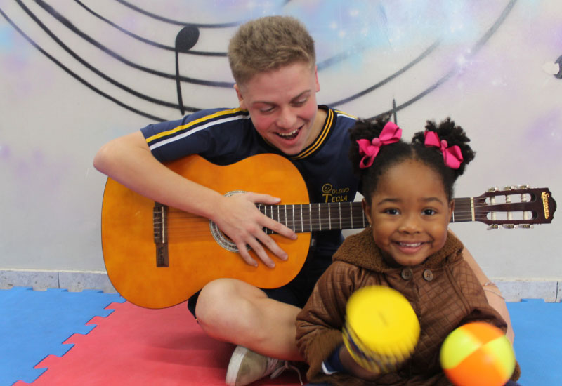 Apresentação musical no Colégio Tecla