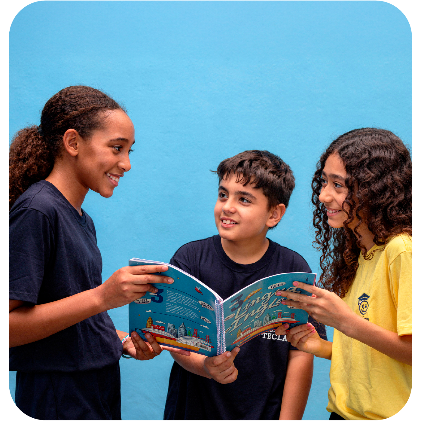Alunos do Ensino Fundamental 1 lendo um livro juntos